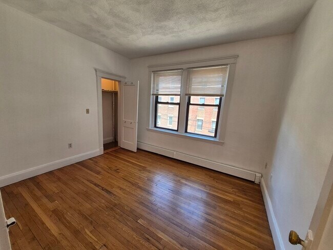 Building Photo - 451 Park Dr