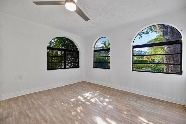 Building Photo - 1139 Venetia Ave