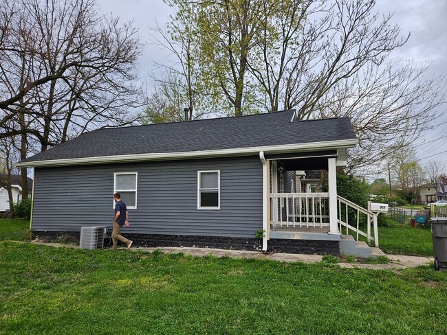 Building Photo - Newly Renovated Unit