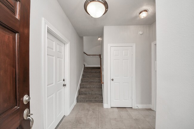 Building Photo - 2941 Clinton Dr