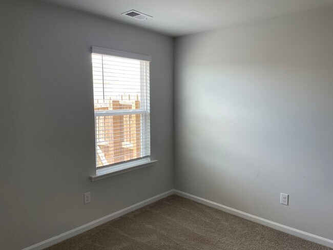 Building Photo - 3 Bedroom 2 Bath Home in Eagle Creek, Bolivia, NC
