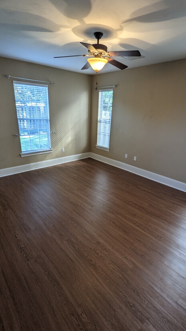 Building Photo - 1633 Shadowmoss Ave