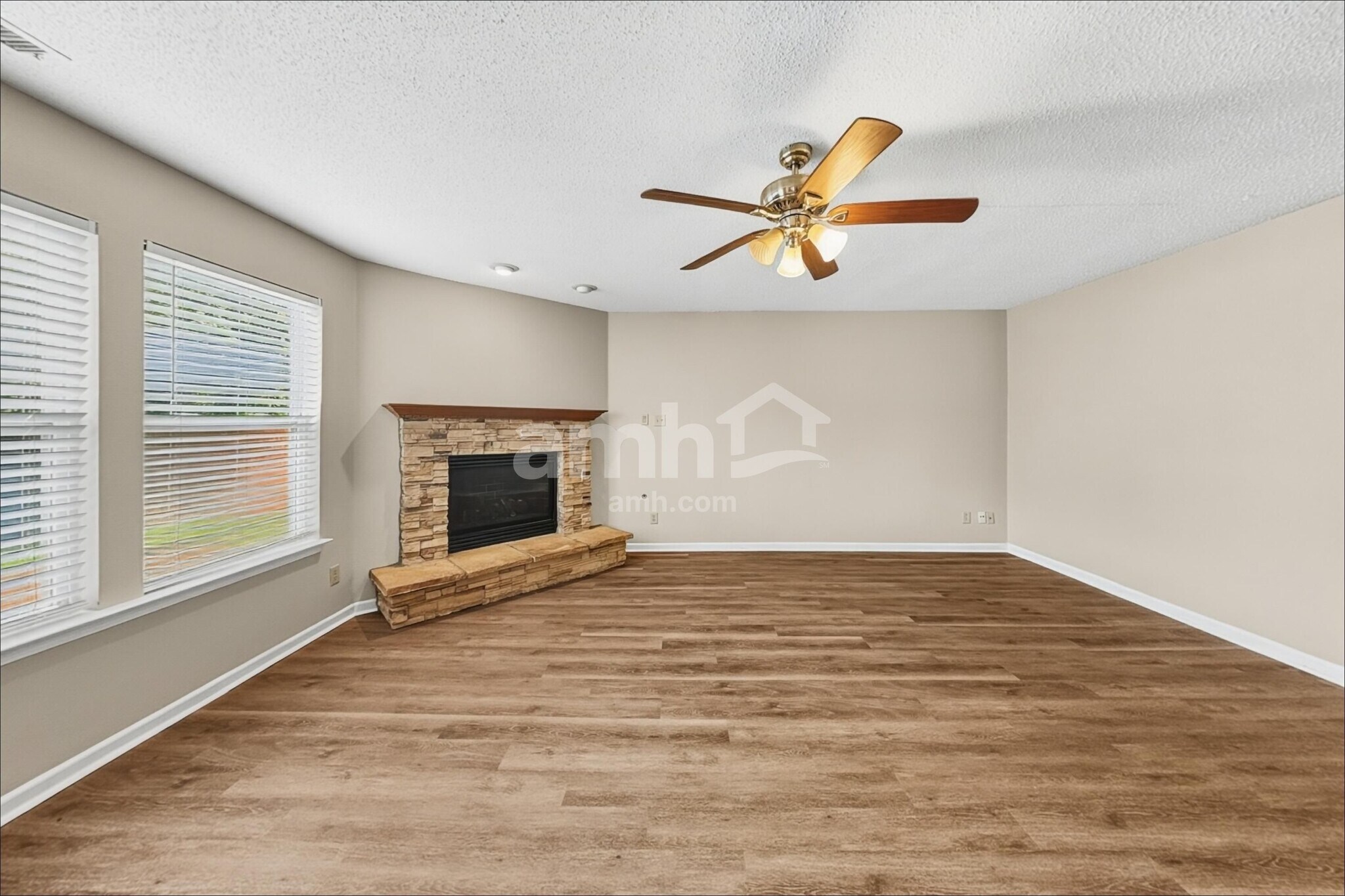 Building Photo - 2324 Shadowbrook Dr