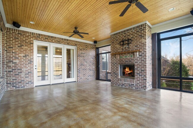 Building Photo - 611 Band Dr