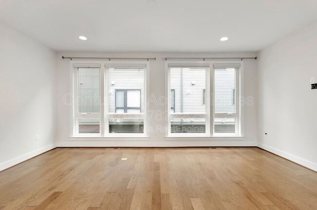 Building Photo - 402 Stabler Ln