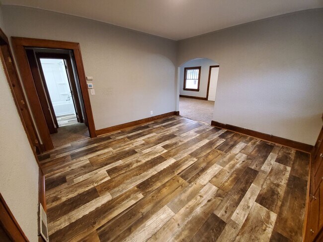 Building Photo - Large 3 Bedroom Home near Iowa State Fairgrounds!