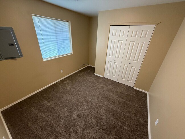 Building Photo - Newly Renovated Ground Level Orchards 2-be...