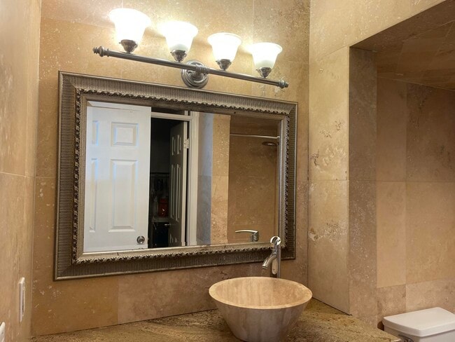 Building Photo - 1237 Hillsboro Mile