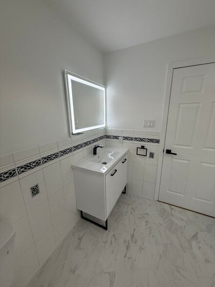 Building Photo - 2054 Grove St