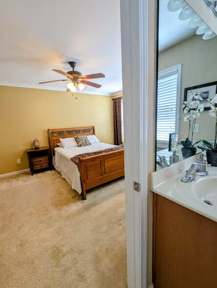 Building Photo - 711 Keystone Park Dr