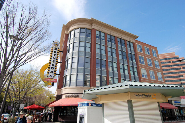 Building Photo - SHORT TERM LEASE AVAILABLE -- Luxury TH in Bethesda - 4 bed + 3.5 ba - Elevator TH in Gated commu...