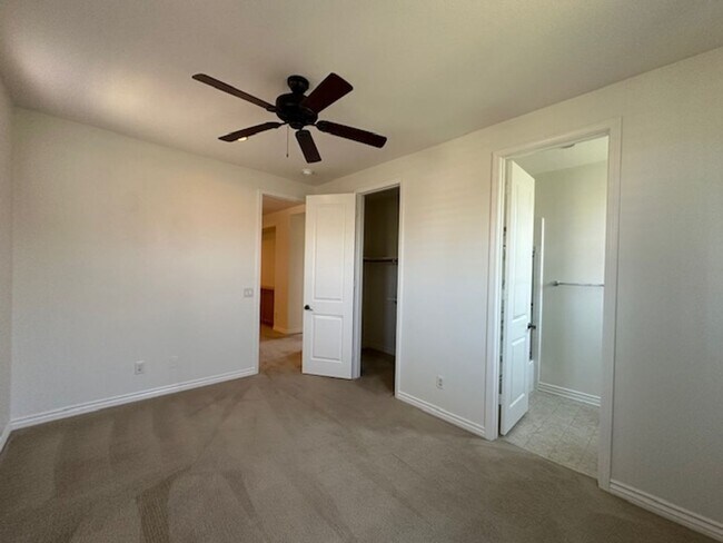 Building Photo - Stunning Executive home with loads of cust...