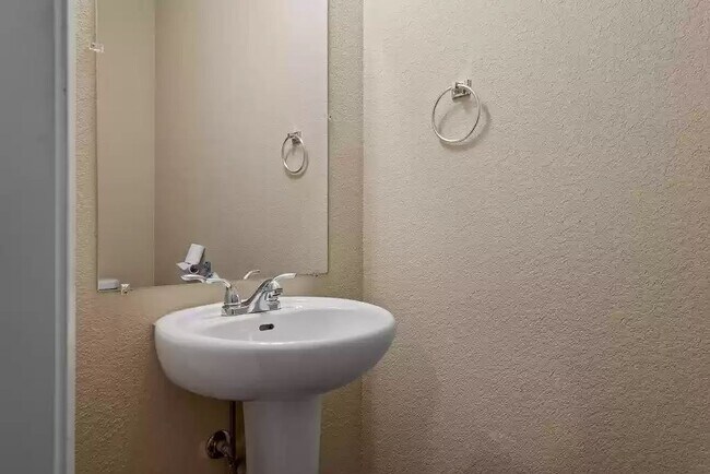 Building Photo - 906 SW Green World St