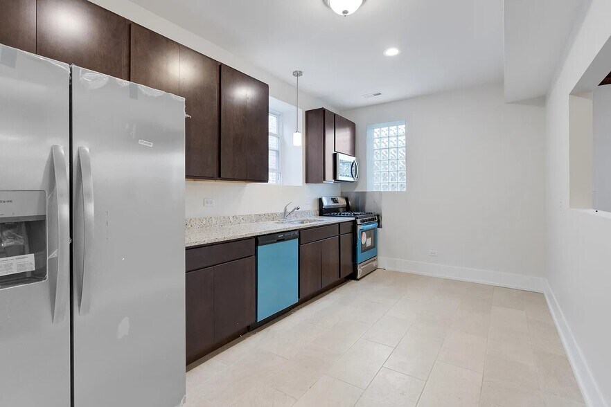 Building Photo - 6041 S Saint Lawrence Ave