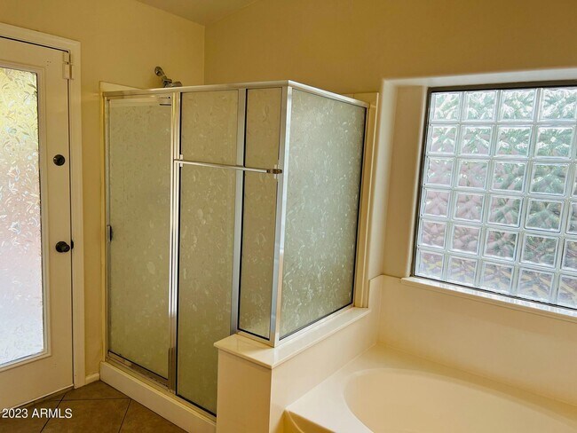 Building Photo - 2823 E Questa Dr