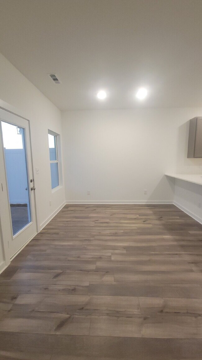 Building Photo - "Charming 3-Bed Townhouse Retreat with Granite Elegance in Prime Huntsville Location!"