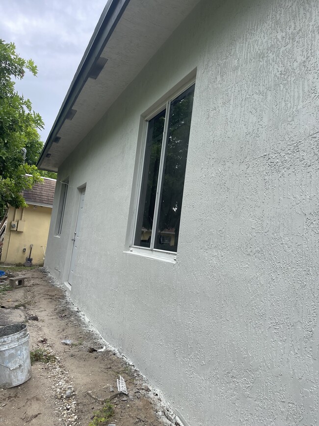 Building Photo - 2860