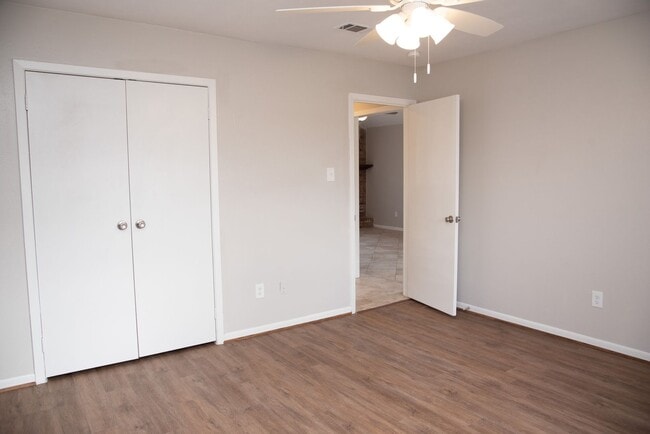 Building Photo - 813SS