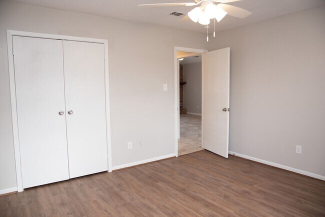 Building Photo - 817 San Saba Dr