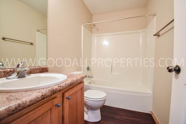 Building Photo - RENT REDUCED!!! 2 Bedroom 2 Bath Townhome in Urbandale with attached 2 car garage!