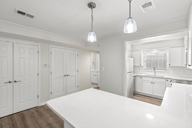 Building Photo - 181 S Eagle Creek Dr