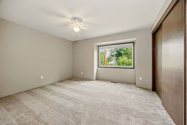Building Photo - Renovated two bedroom townhouse near downt...