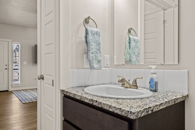 Building Photo - Beautiful Home in Garden City!
