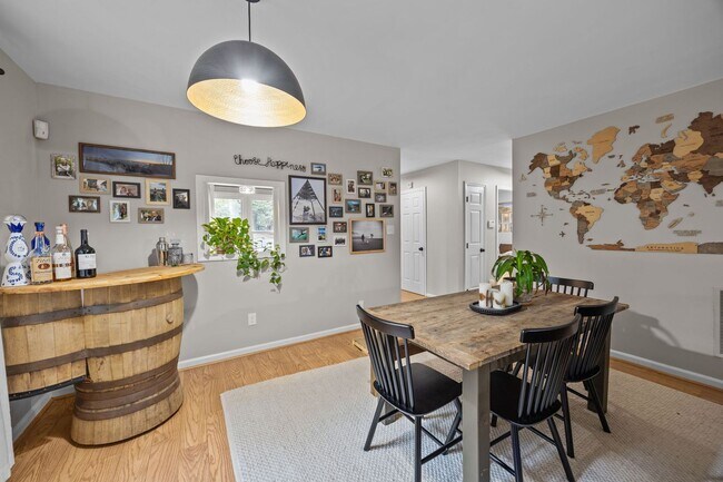 Building Photo - Adorable End-Unit Townhome in Desirable No...