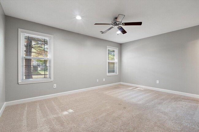 Building Photo - 412 N Village Cir