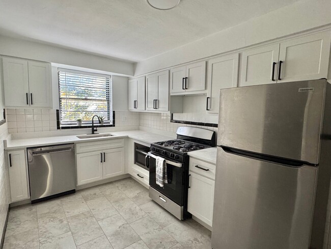 Brand new kitchen! - 612 S Hanley Rd