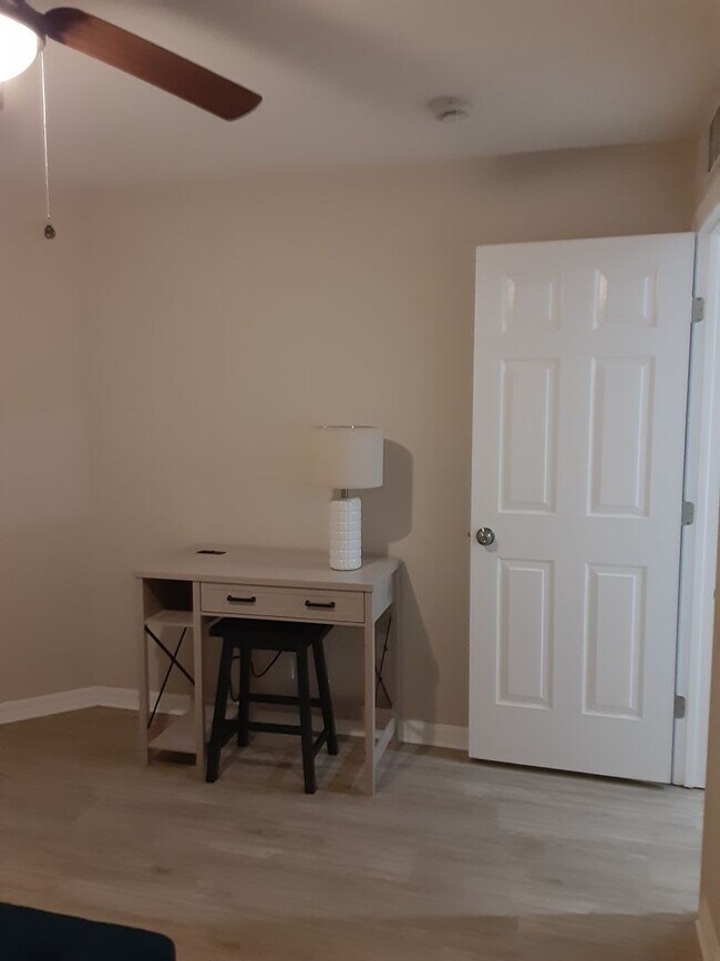 Building Photo - Stunning Short Term Rental!