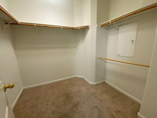 Building Photo - Condo with access to clubhouse and interne...