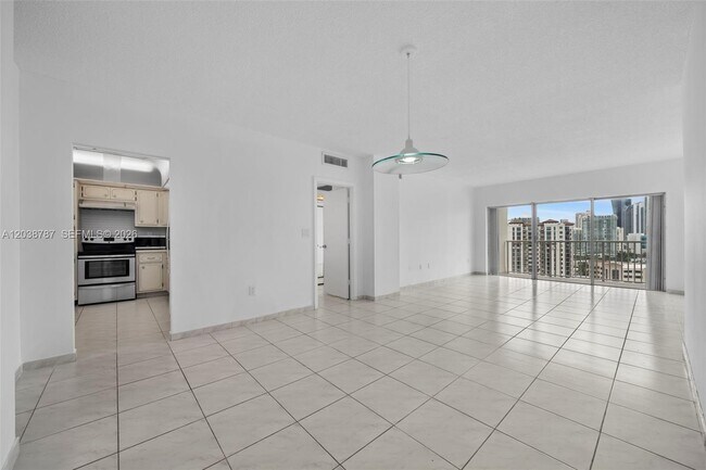 Building Photo - 300 Bayview Dr