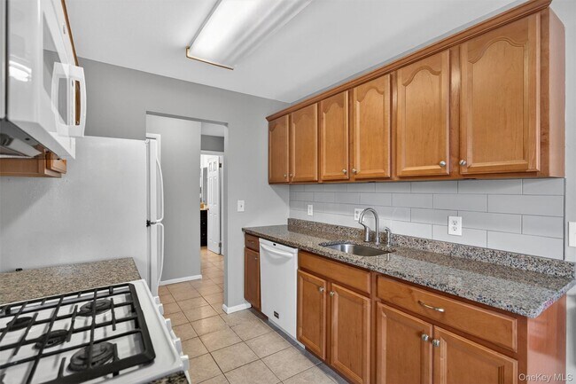 Building Photo - 31 Doxbury Ln