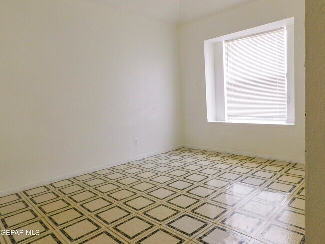 Building Photo - 726 Medina St