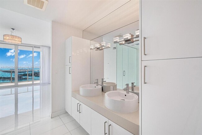 Building Photo - 2020 N Bayshore Dr