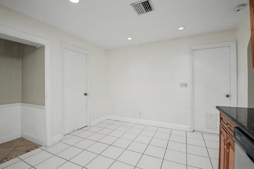Building Photo - 71 18th Ave S