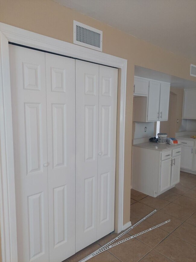 Building Photo - 4 BEDROOM 3 BATHROOM HOME! fully remodeled...