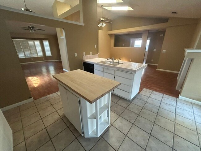 Building Photo - 3 bedroom 2 bathroom in Desirable SW Visalia!