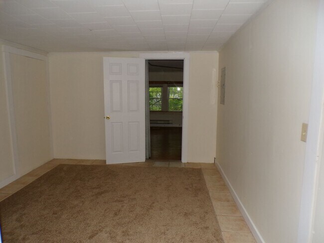 Building Photo - 19 Oak St