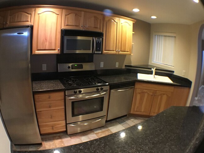 Building Photo - Great 2 bedroom condo on 2nd story!