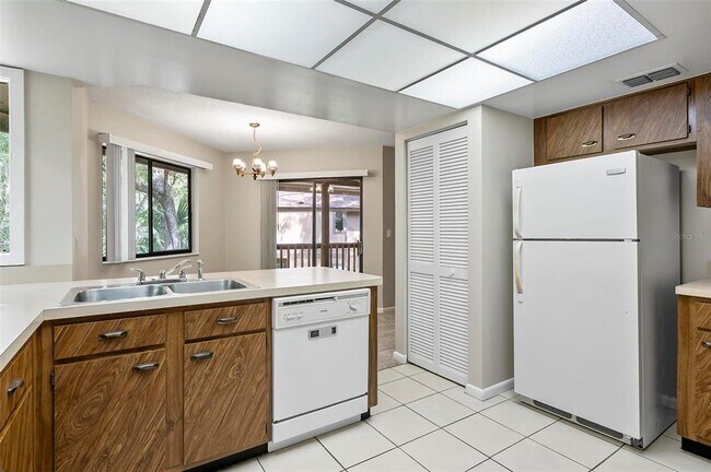Building Photo - 14 Oakmont Ct