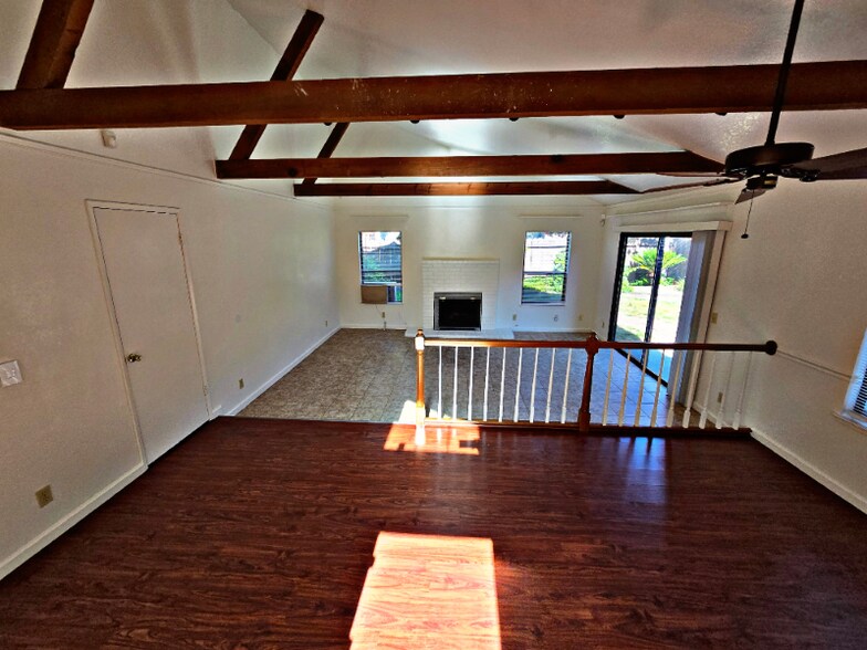 Building Photo - 5938 Land View Dr