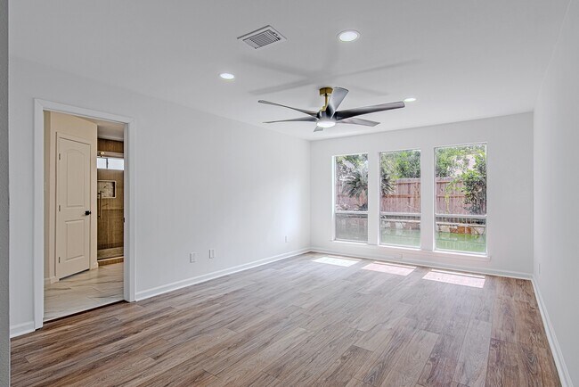 Building Photo - 3406 Forest Village Dr