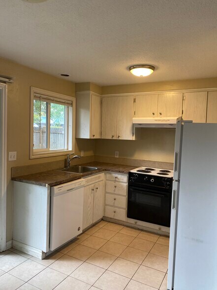 Kitchen - 1990 W 17th Ave