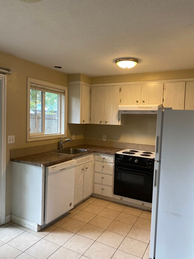 Kitchen - 1990 W 17th Ave