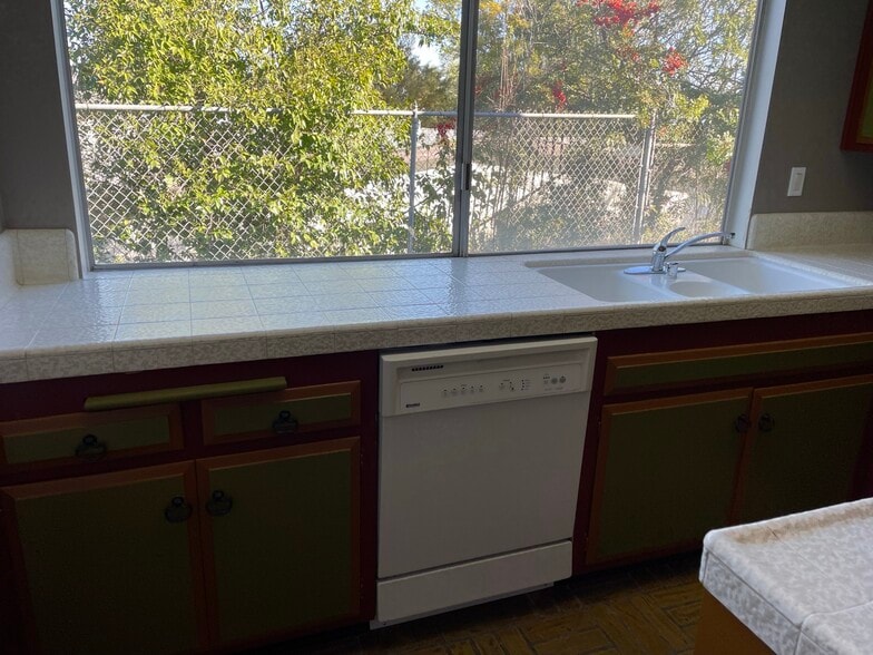 Kitchen Sink Wall - 6052 Pat Ave