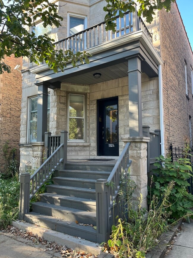 Building Photo - 1924 W Wilson Ave