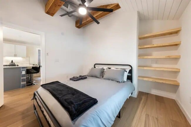 Building Photo - 2319 Santa Rita St