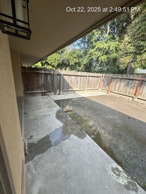 Building Photo - 1140 W Tulare Ave
